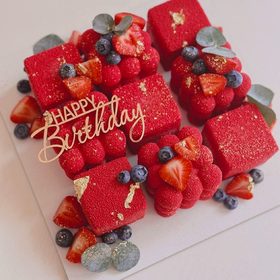 Червоні мусові десерти у велюрі з ягодами і топером Happy Birthday