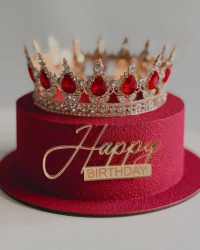 Малиновий торт у велюрі з короною з червоних каменів і золотим топером Happy Birthday