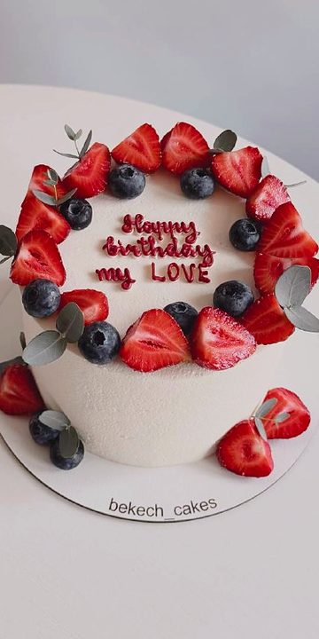 Білий торт з вінком із полуниці та чорниці і написом Happy birthday my love